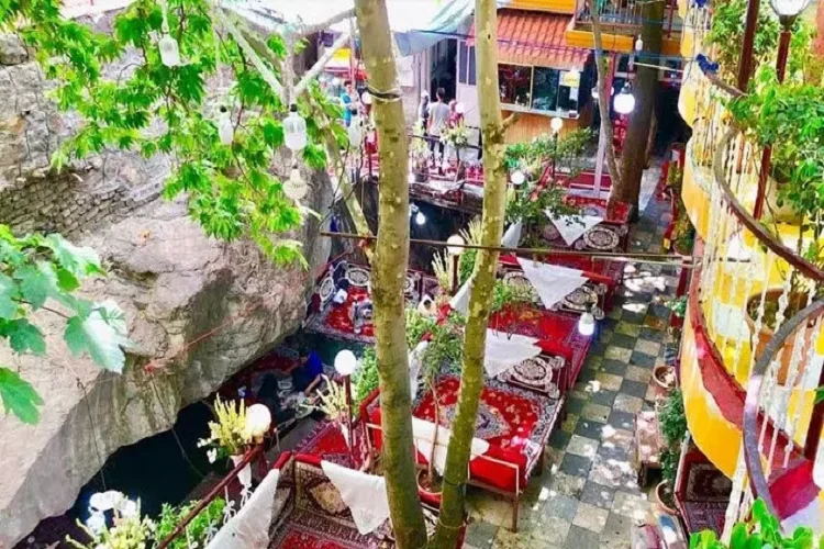 سفره‌خانه آبشار 